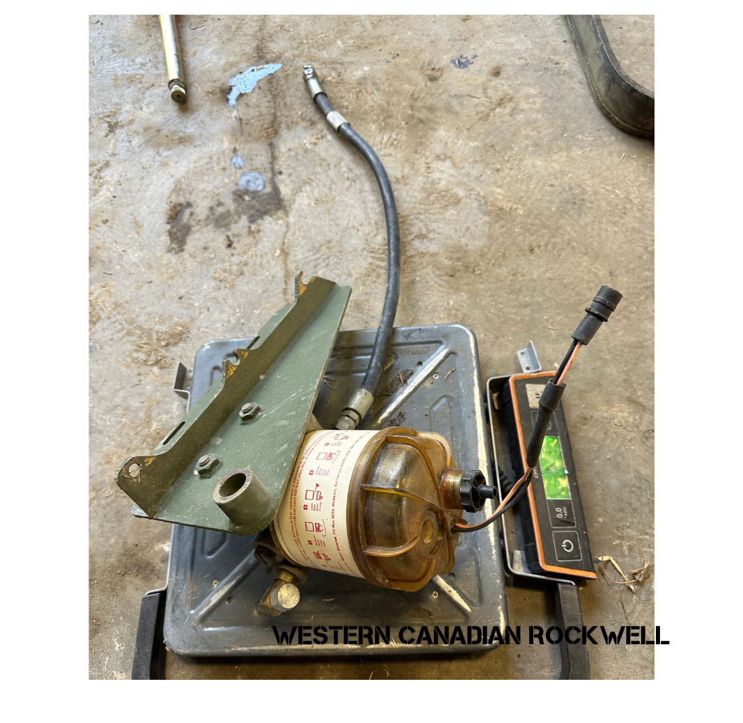 FUEL PRIMER AND MOUNT BRACKET, LMTV