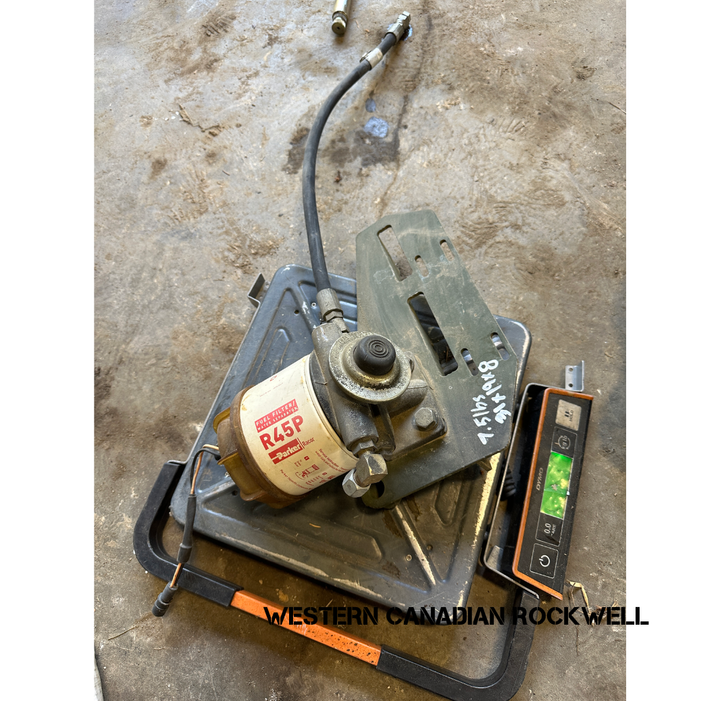 FUEL PRIMER AND MOUNT BRACKET, LMTV